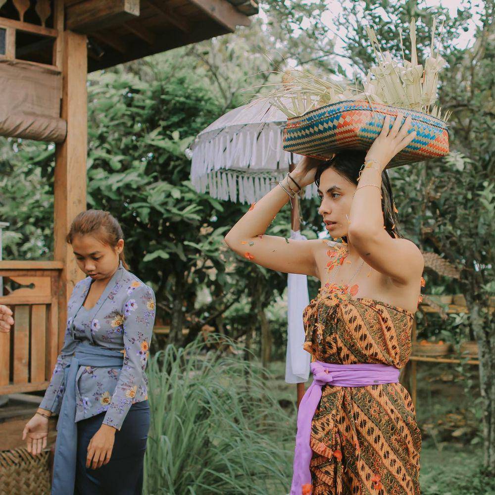potret Valerie Thomas saat jalani ritual Melukat (instagram.com/valerieethomas)