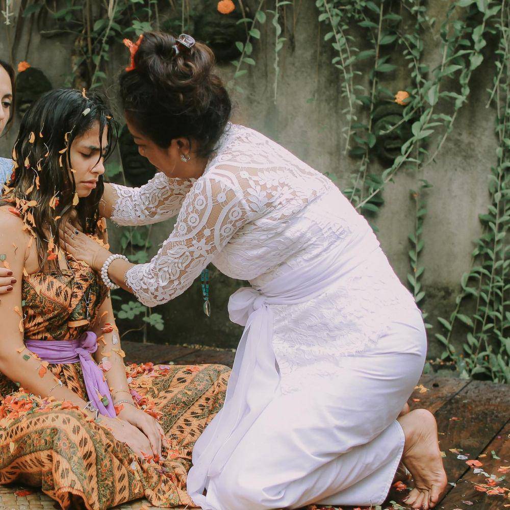 potret Valerie Thomas saat jalani ritual Melukat (instagram.com/valerieethomas)