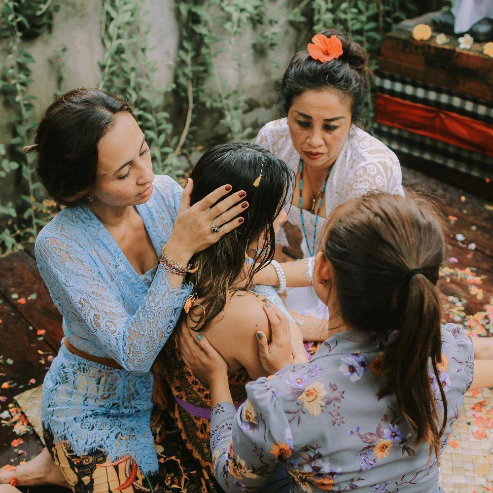 potret Valerie Thomas saat jalani ritual Melukat (instagram.com/valerieethomas)