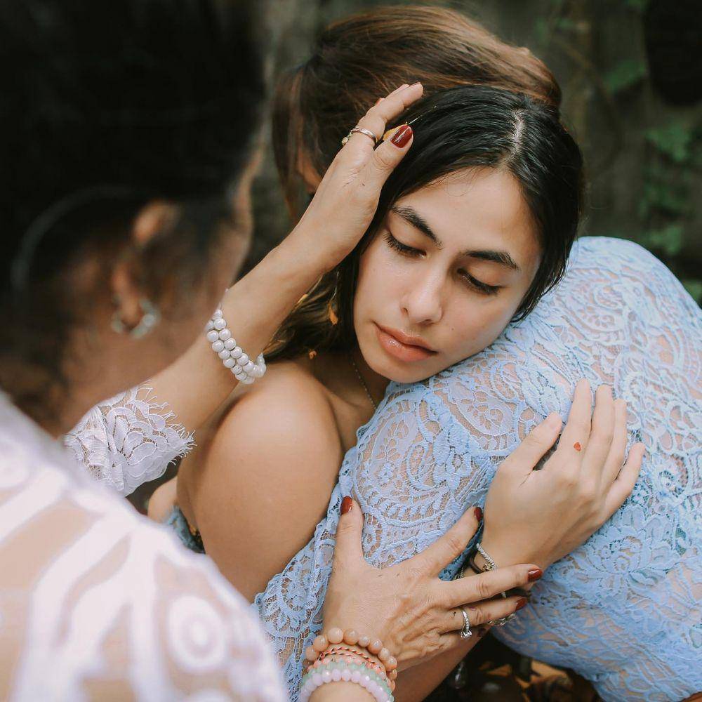 potret Valerie Thomas saat jalani ritual Melukat (instagram.com/valerieethomas)