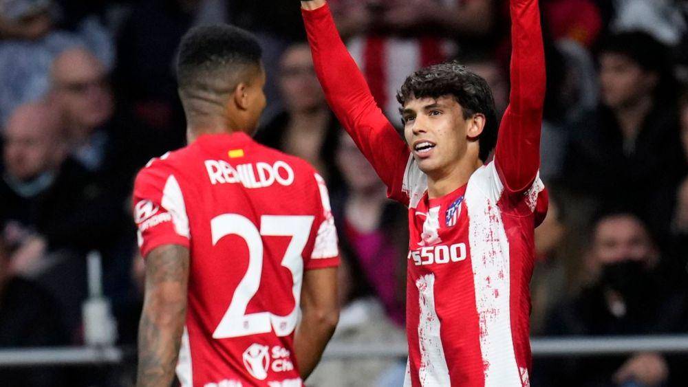 Joao Felix dan Reinildo Mandava merayakan gol ke gawang Manchester United. (skysports.com)