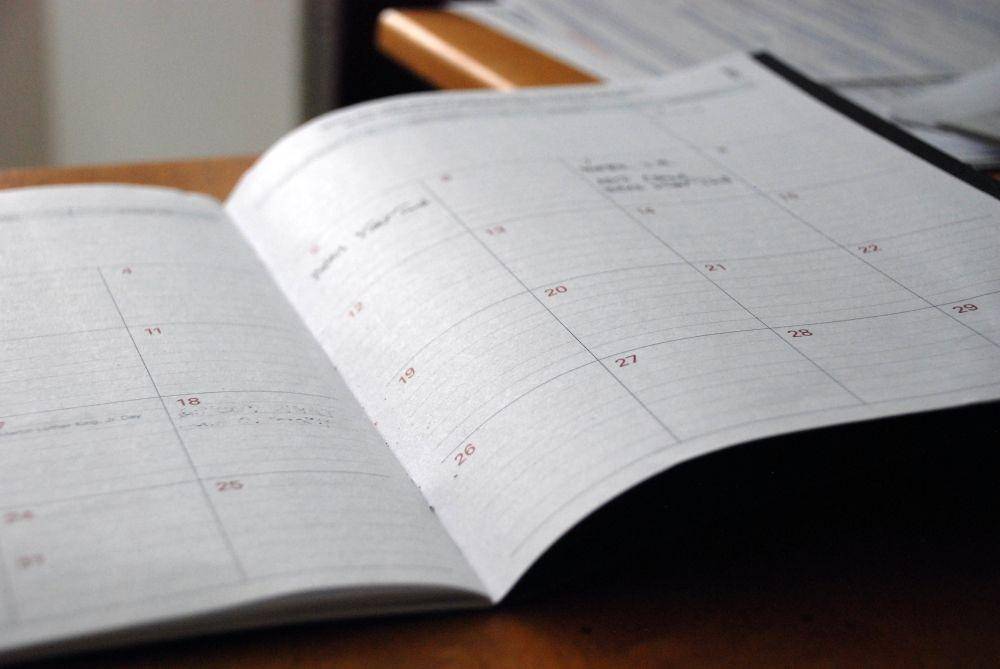 Kalender dalam sebuah buku (Unsplash/Eric Rothermel)