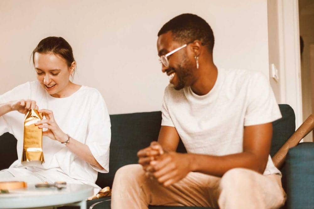 ilustrasi senang diberi hadiah (pexels.com/ROMAN ODINTSOV)