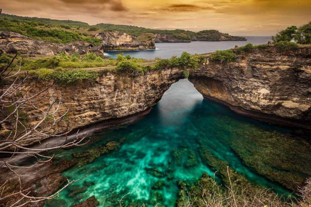 10 Potret Broken Beach Bali, Pantai dengan Tebing Berlubang yang Unik