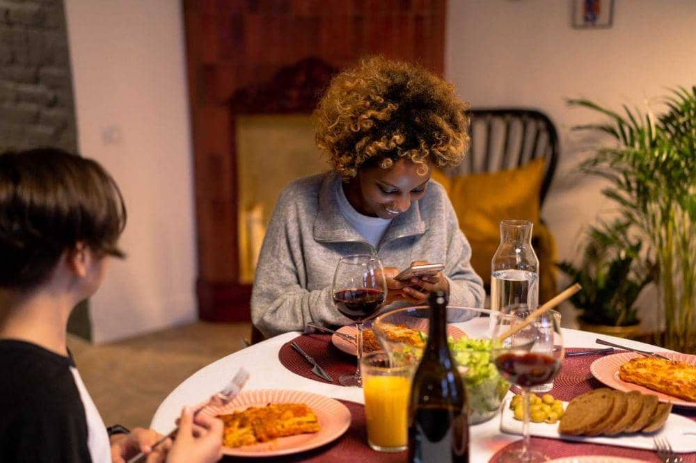 ilustrasi bahagia melihat status (pexels.com/cottonbro)