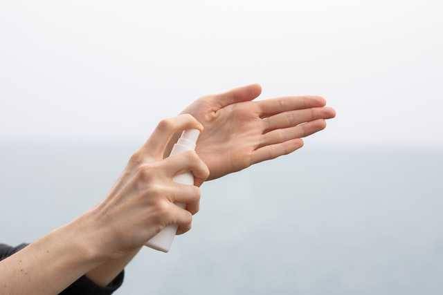ilustrasi memakai hand sanitizer (unsplash.com/engin akyu)
