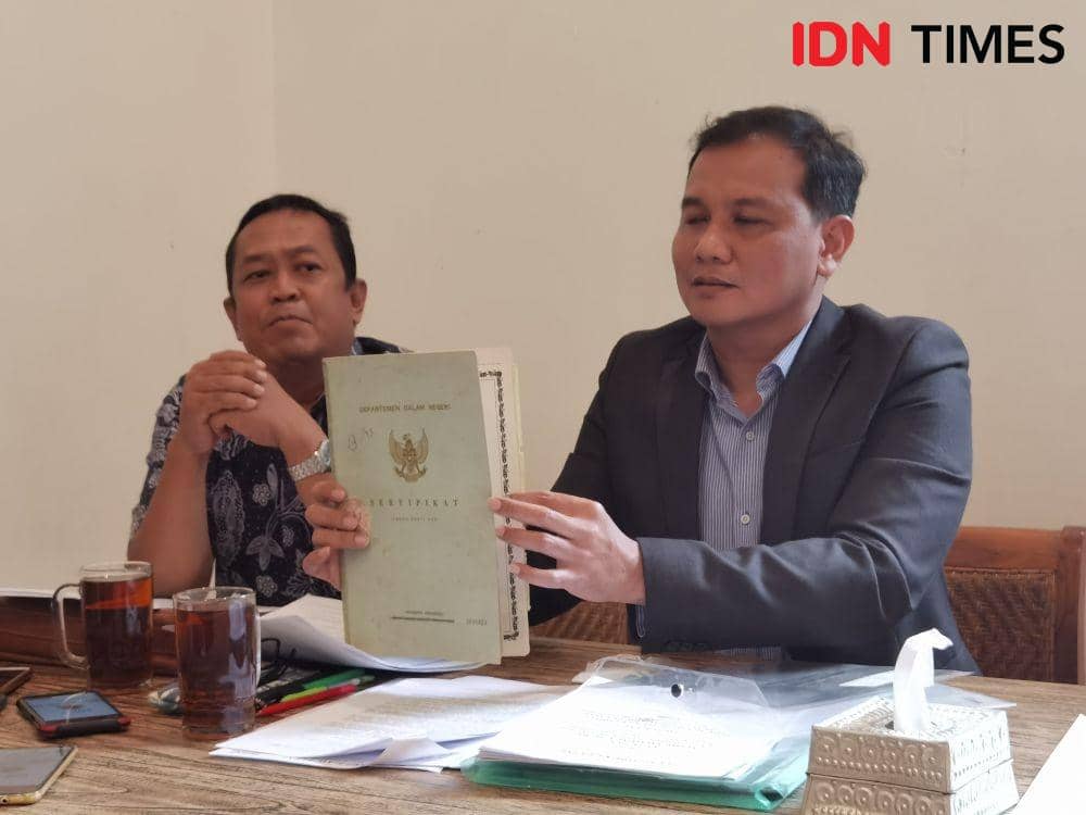 Kuasa hukum PT Kusuma Muliae menunjukkan bukti sertifikat tanah di lahan Slamet Riyadi Solo. (IDN Times/Larasati Rey)