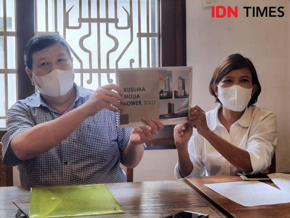 Pemilik lahan dan Direktur PT Kusuma Mulia menunjukkan desain hotel lantai 28 di Kota Solo. (IDN Times/Larasati Rey)