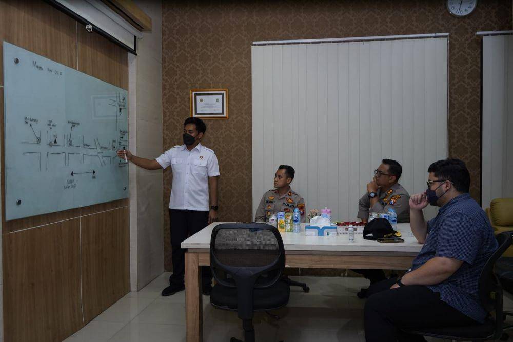 Mas Dhito mengantarkan para korban pengeroyokan melaporkan kasus itu ke Polres Kediri. Setidaknya ada empat warga yang menjadi korban membuat laporan, Selasa (15/3/2022). (Dok. Kediri)