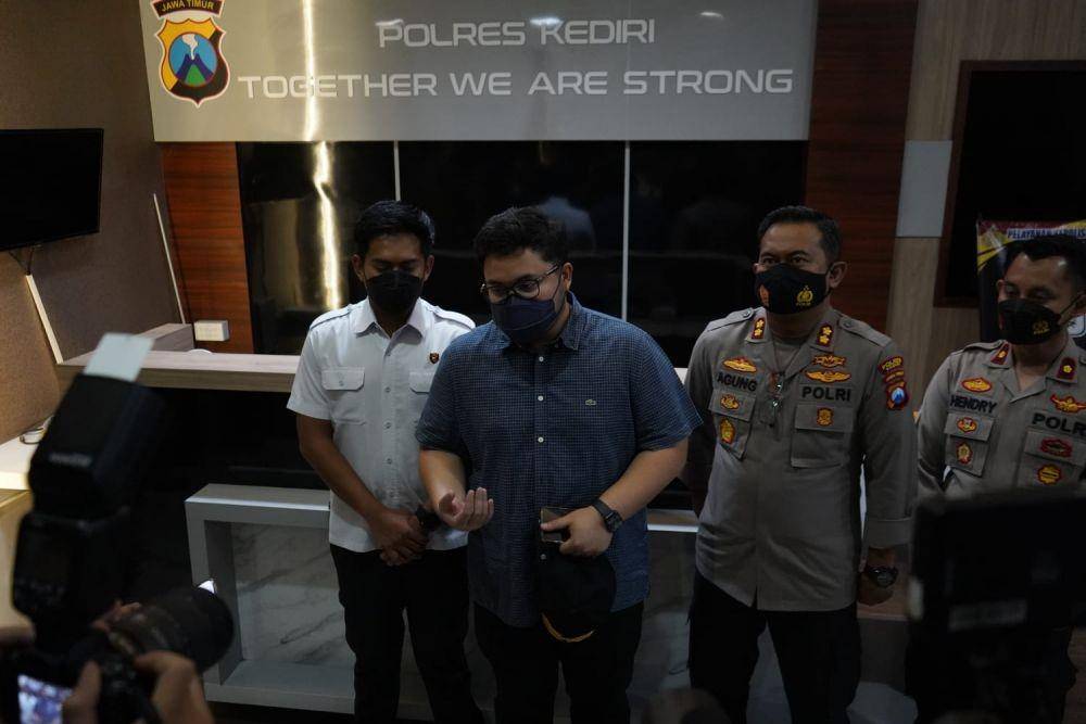 Mas Dhito mengantarkan para korban pengeroyokan melaporkan kasus itu ke Polres Kediri. Setidaknya ada empat warga yang menjadi korban membuat laporan, Selasa (15/3/2022). (Dok. Kediri)