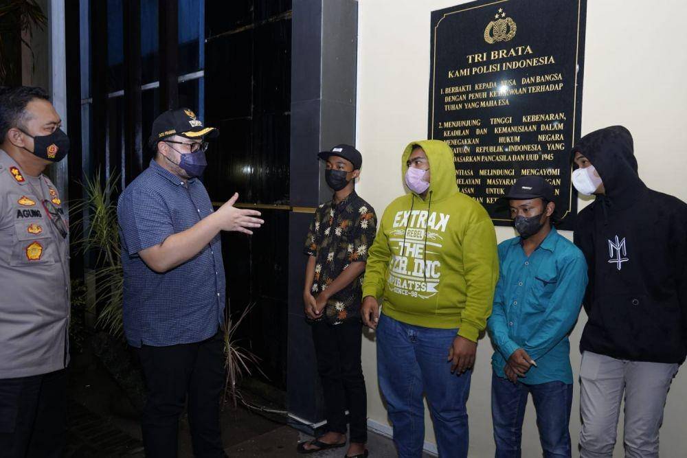Mas Dhito mengantarkan para korban pengeroyokan melaporkan kasus itu ke Polres Kediri. Setidaknya ada empat warga yang menjadi korban membuat laporan, Selasa (15/3/2022). (Dok. Kediri)