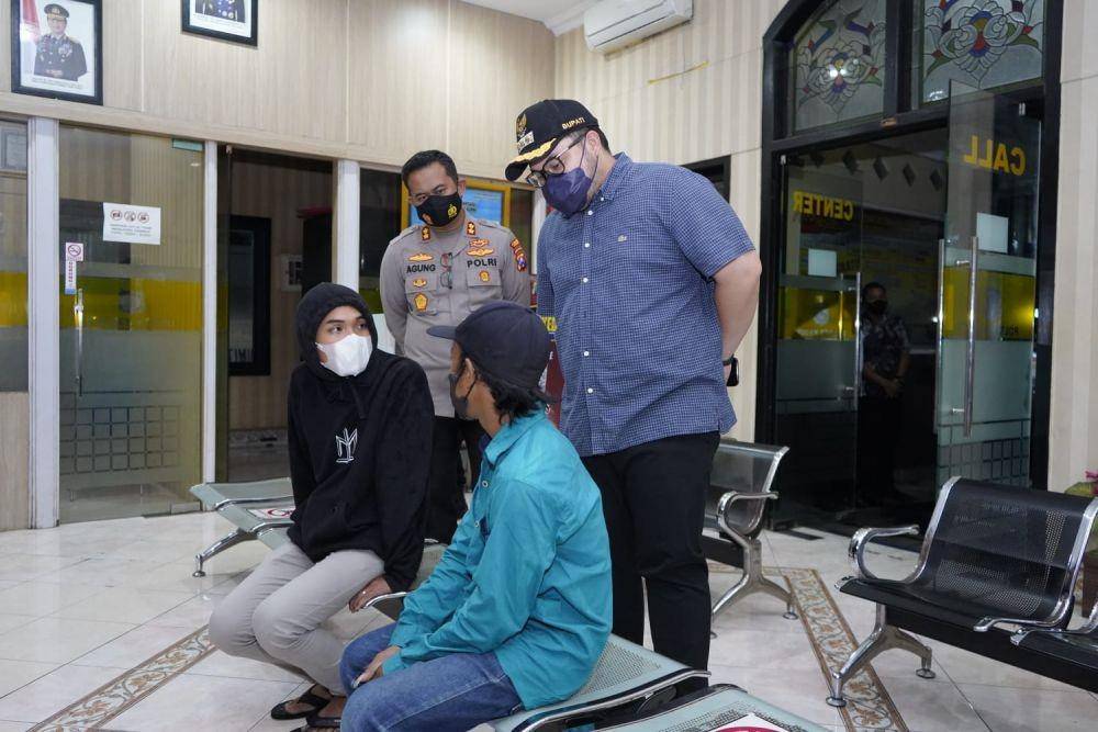 Mas Dhito mengantarkan para korban pengeroyokan melaporkan kasus itu ke Polres Kediri. Setidaknya ada empat warga yang menjadi korban membuat laporan, Selasa (15/3/2022). (Dok. Kediri)