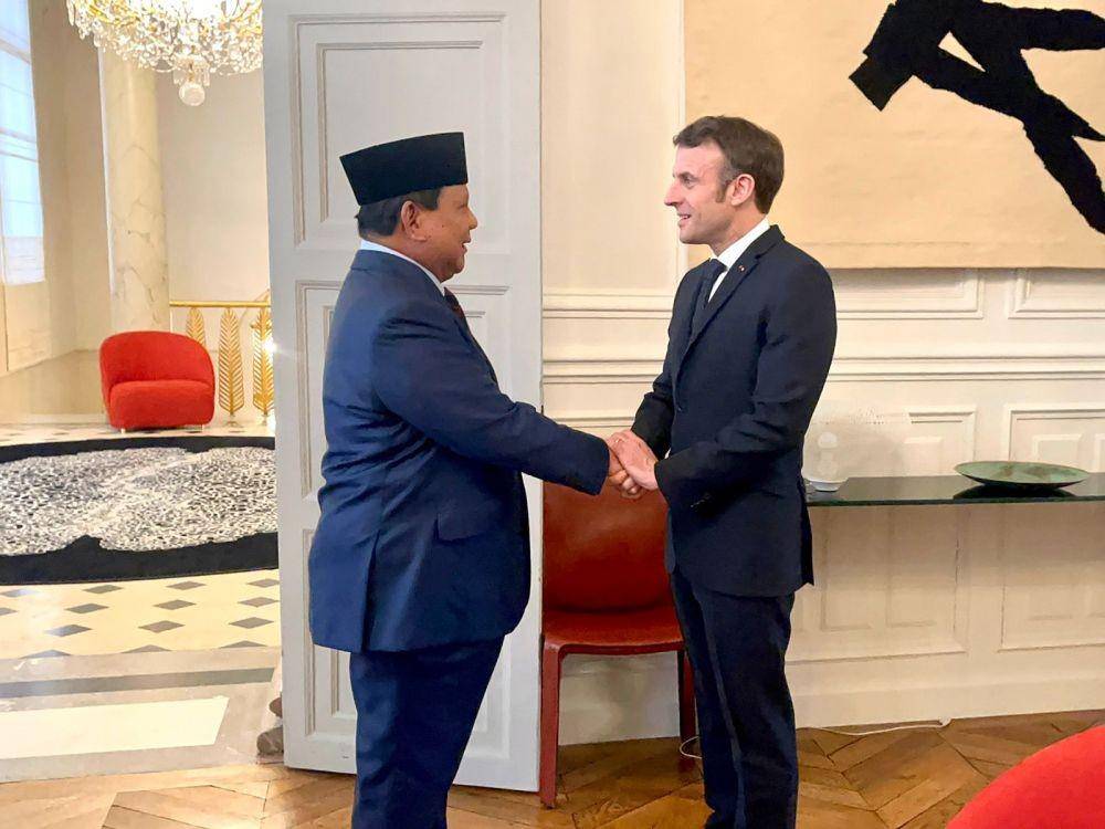 Menteri Pertahanan Prabowo Subianto (kiri) ketika bertemu Presiden Prancis, Emmanuel Macron di Istana Elysee (www.instagram.com/@prabowo)