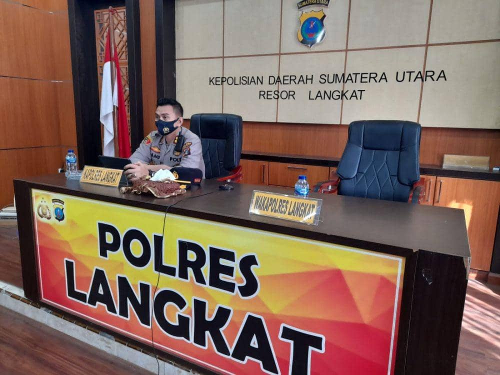 Kapolres Langkat AKBP Danu Pamungkas Totok dan jajaran, mendengarkan arahan Kapoldasu (IDN Times/ istimewa)