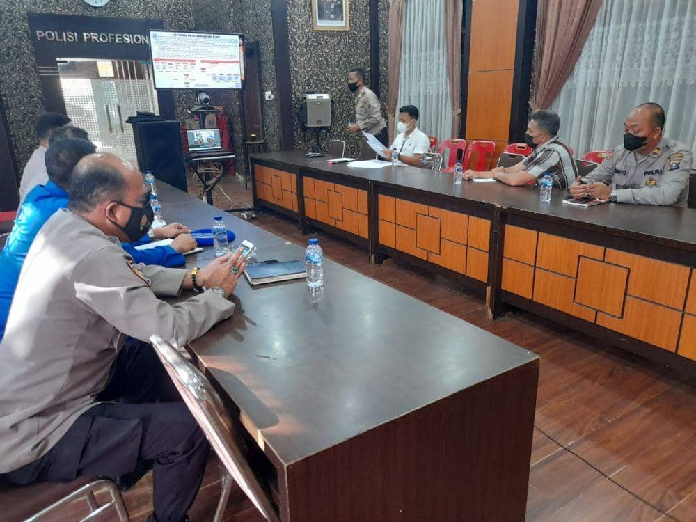 Kapolres Langkat AKBP Danu Pamungkas Totok dan jajaran, mendengarkan arahan Kapoldasu (IDN Times/ istimewa)