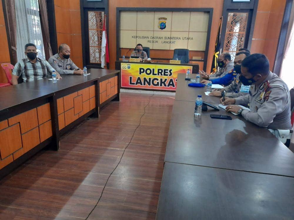Kapolres Langkat AKBP Danu Pamungkas Totok dan jajaran, mendengarkan arahan Kapoldasu (IDN Times/ istimewa)