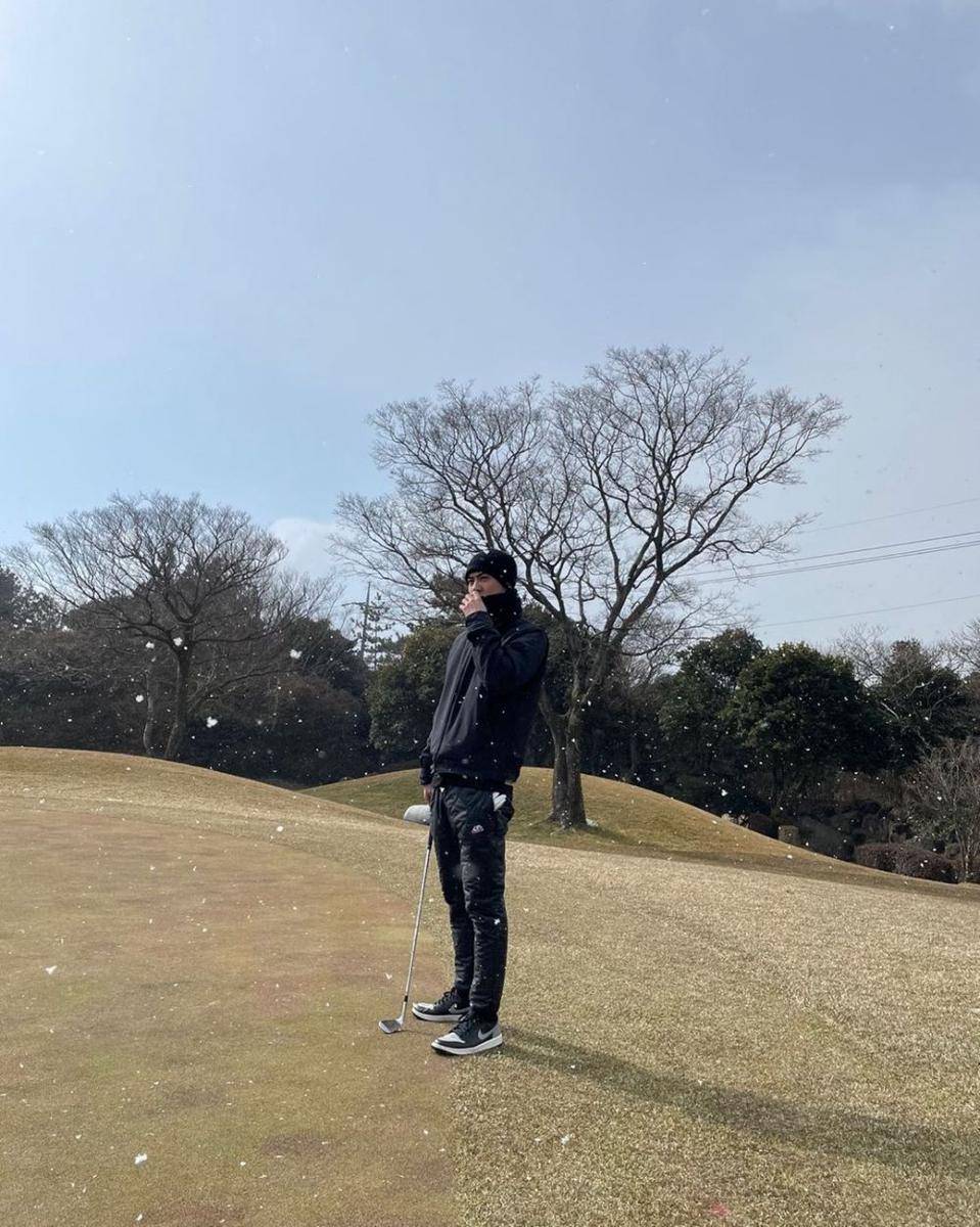 ootd hitam Sehun EXO (instagram.com/oohsehun)