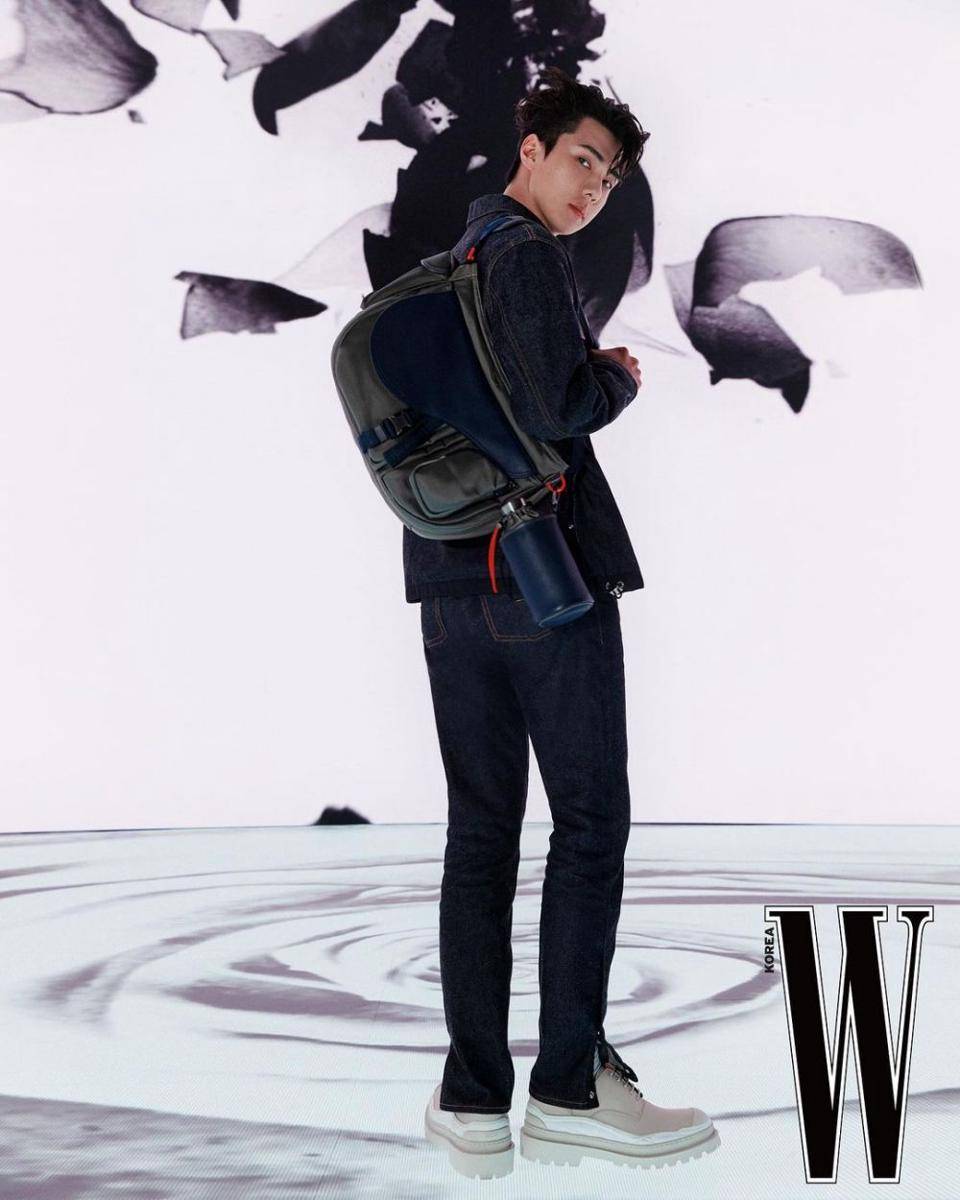 ootd hitam Sehun EXO (instagram.com/oohsehun)