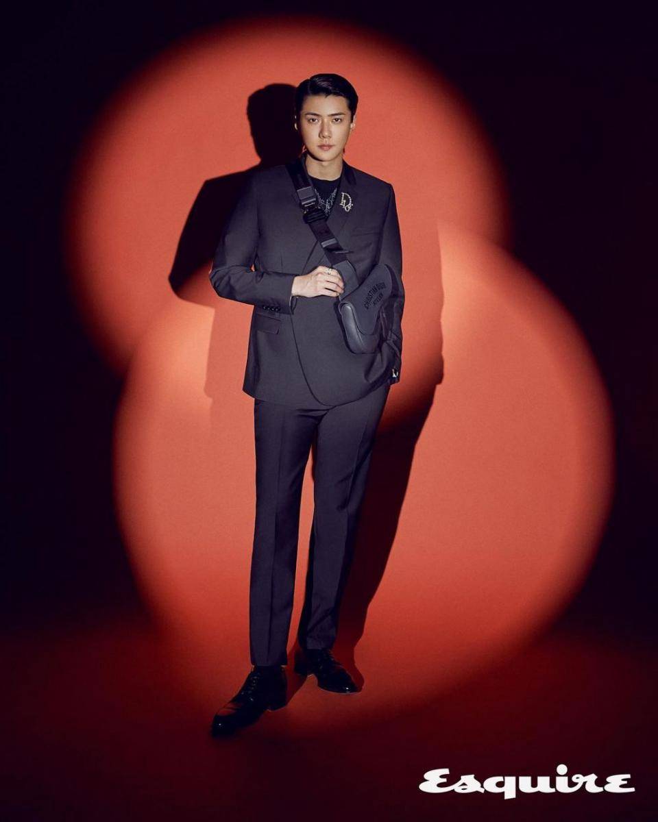 ootd hitam Sehun EXO (instagram.com/oohsehun)