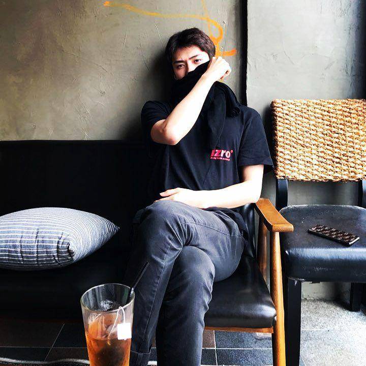 ootd hitam Sehun EXO (instagram.com/oohsehun)