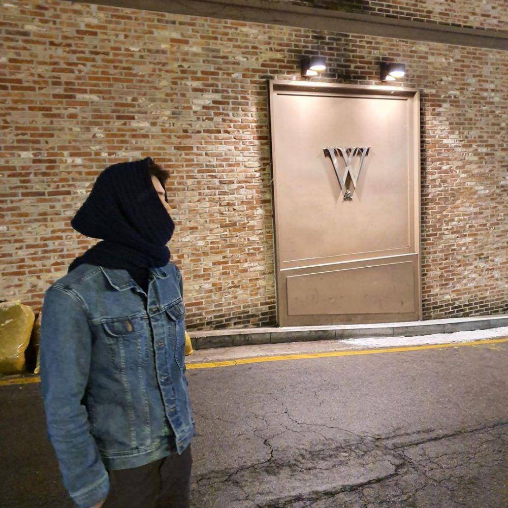 ootd hitam Sehun EXO (instagram.com/oohsehun)