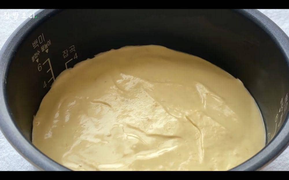 ilustrasi adonan castella pisang (dok. youtube.com/ 집밥요리 Home Cooking)