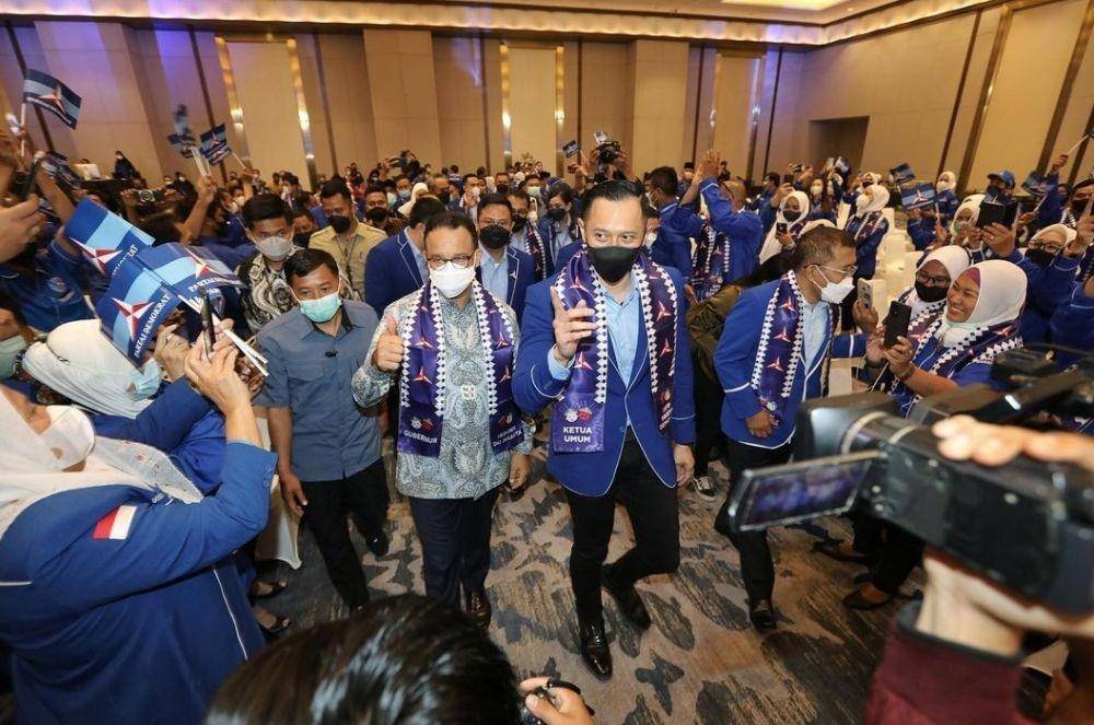 Ketua Umum Partai Demokrat (tengah) ketika menyambut Gubernur DKI Jakarta Anies Baswedan (kiri) (www.instagram.com/@agusyudhoyono)