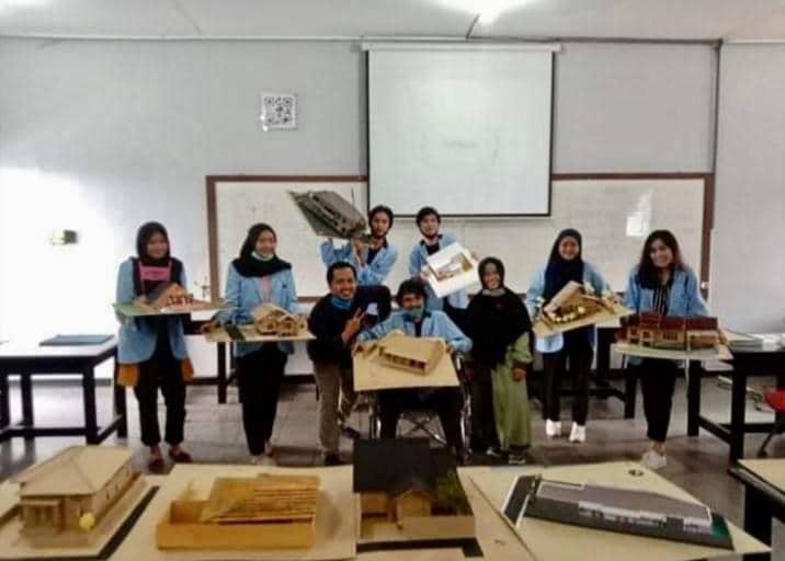 Aziz Hermawan mahasiswa program studi Arsitektur Universitas Bandar Lampung. (Dok. UBL).