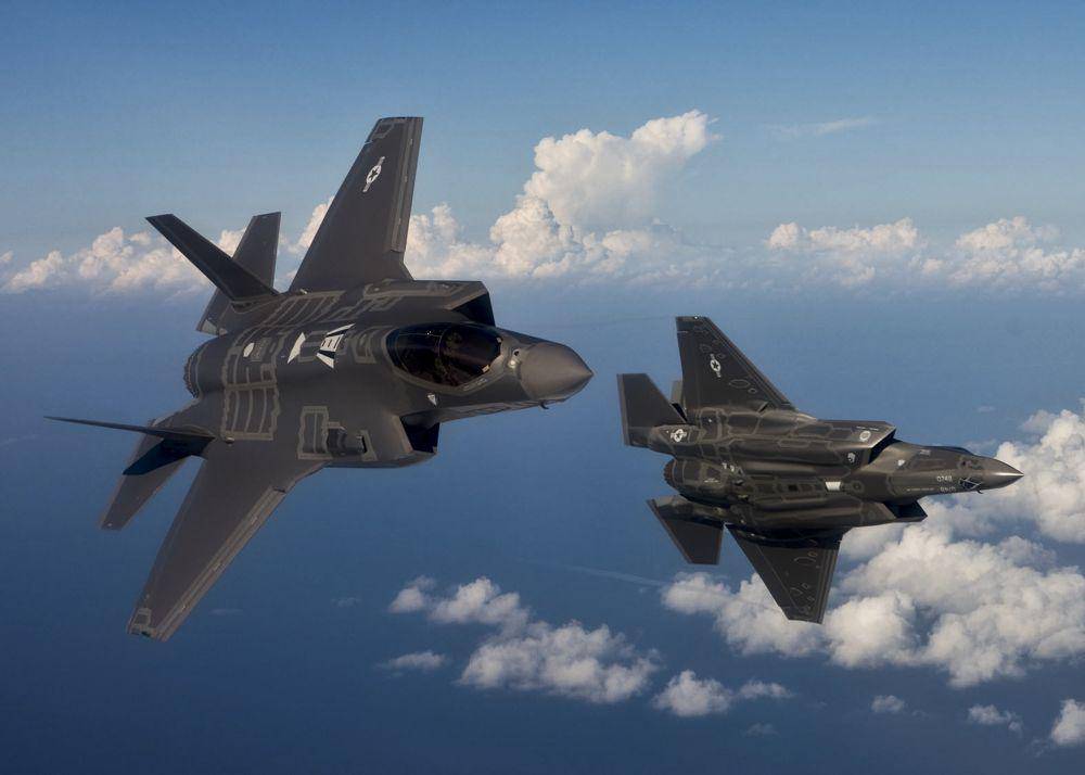 potret dua buah F-35 AU Amerika Serikat yang sedang mengudara (media.defense.gov)
