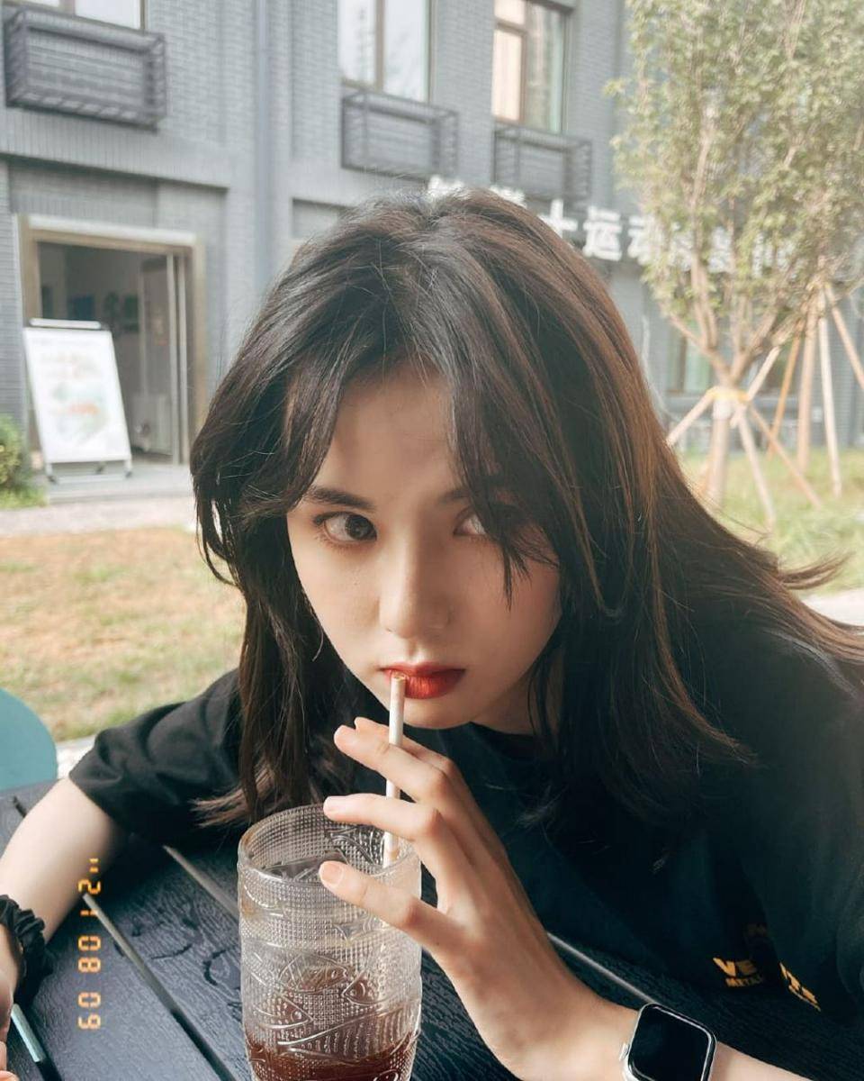 Huang Ri Ying (instagram.com/huangriying._official)