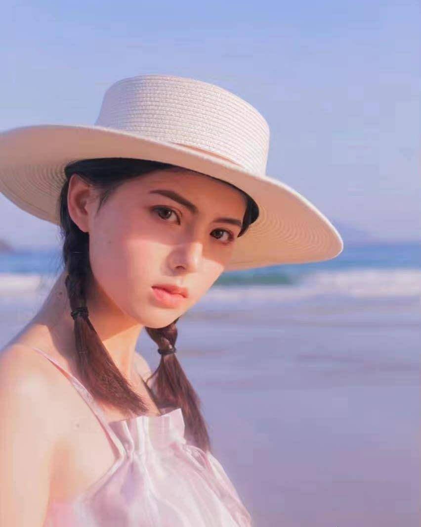 Huang Ri Ying (instagram.com/huangriying._official)