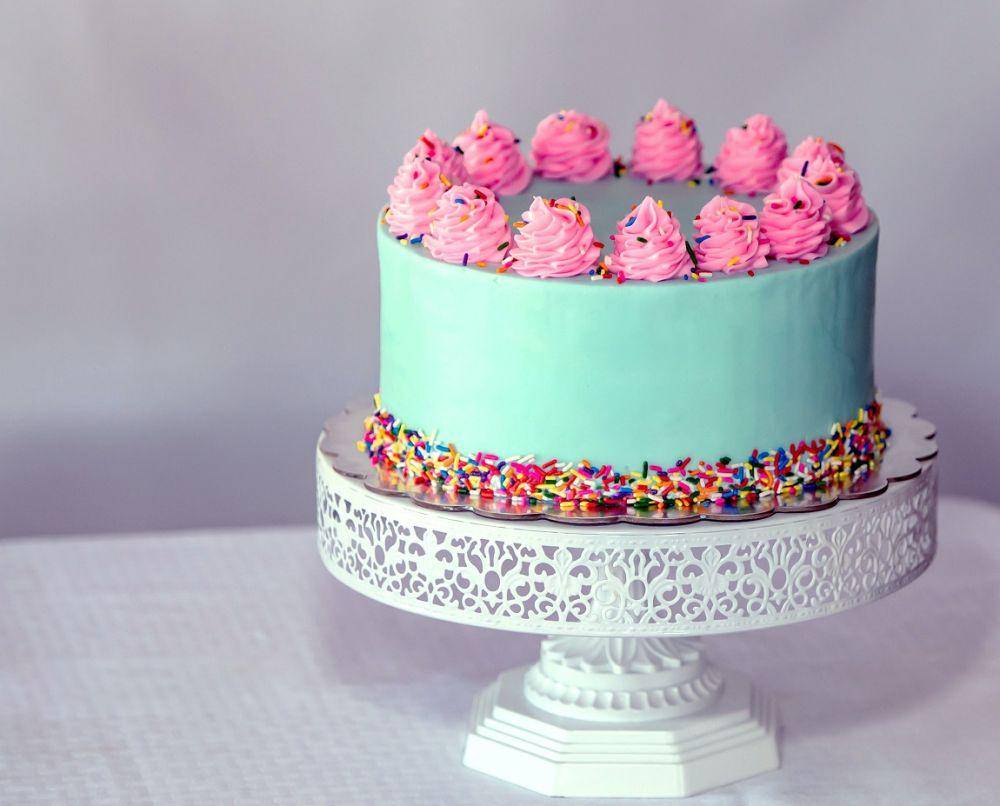 Ilustrasi birthday cake (unsplash.com/@davidholifield)