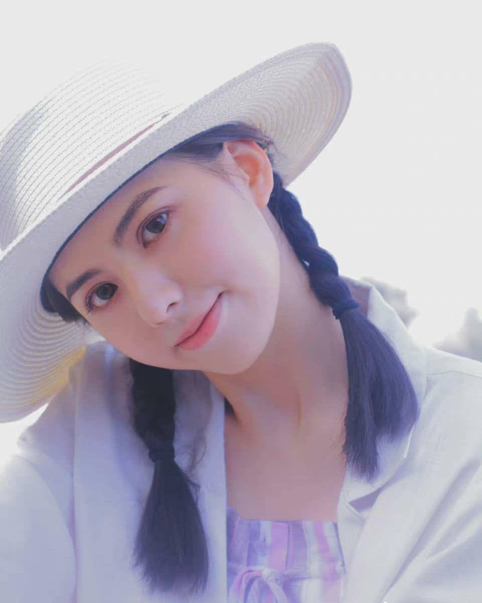 Huang Ri Ying (instagram.com/huangriying._official)