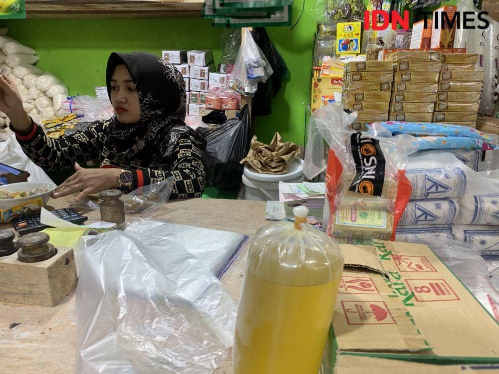 Minyak curah. (IDN Times/Rohmah Mustaurida).