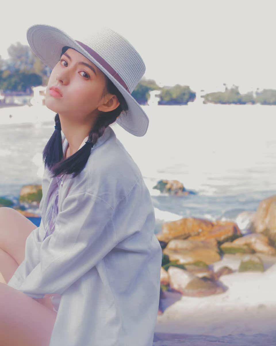 Huang Ri Ying (instagram.com/huangriying._official)