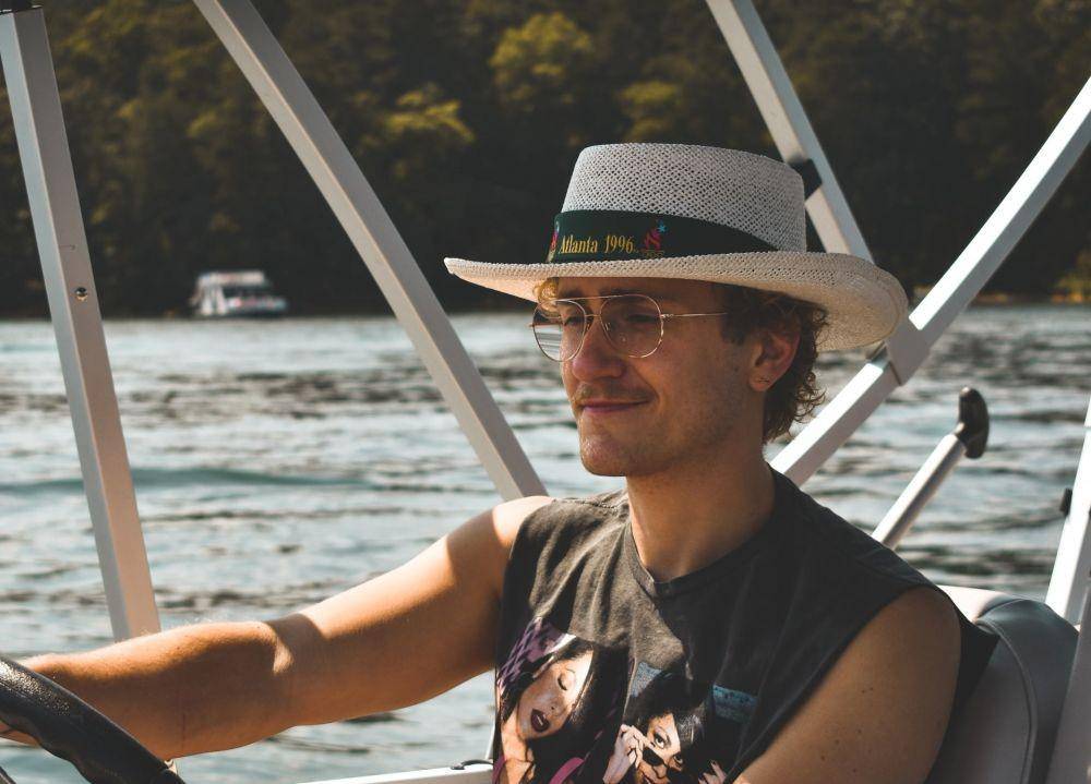 Boater hat pria (unsplash.com/Ashlyn Ciara)