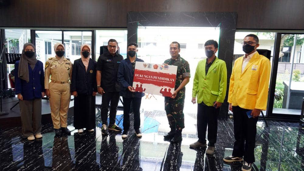 Direktur Bisnis Wholesale dan Kelembagaan BRI, Agus Noorsanto didampingi Pangdam IV Diponegoro, Mayjen TNI Rudianto kepada perwakilan penerima beasiswa di Kodam IV Diponegoro menyerahkan beasiswa secara simbolis kepada putra-putri TNI di lingkungan Kodam IV Diponegoro Semarang. (dok. BRI Semarang)