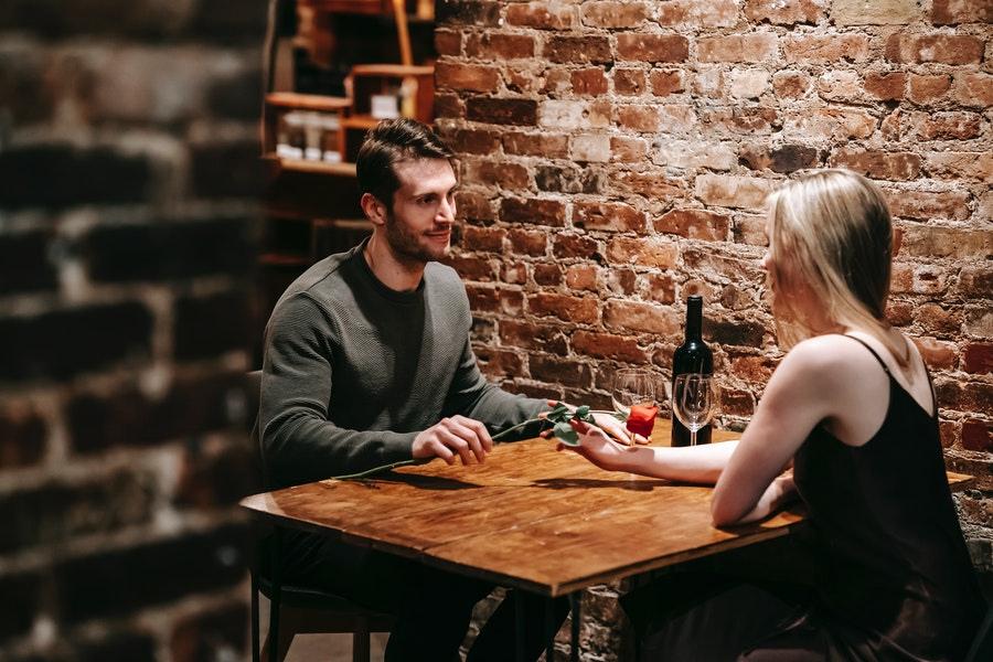 [QUIZ] Dari Opsi Gambar Romantis, Kami Tahu di Mana Kamu Akan Bertemu Gebetan Baru