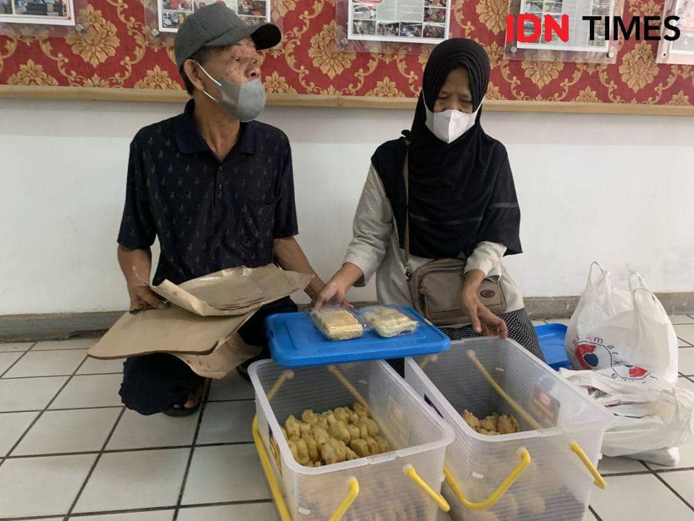Penjual gorengan di Kantor Pemkot Bandar Lampung. (IDN Times/Rohmah Mustaurida).