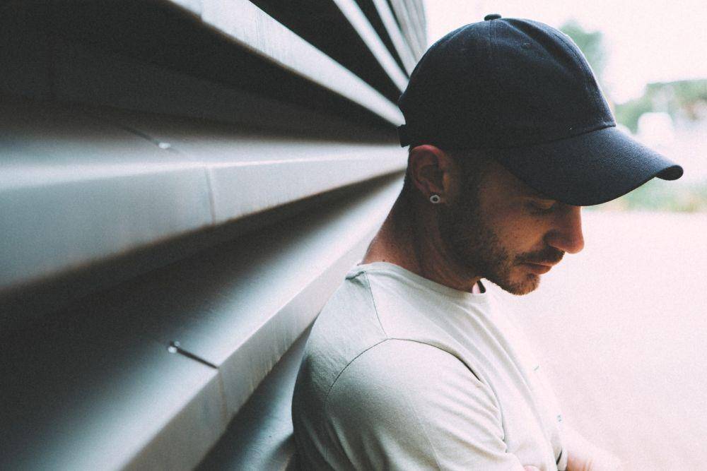 Topi baseball caps pria (unsplash.com/Jeremy McKnight)