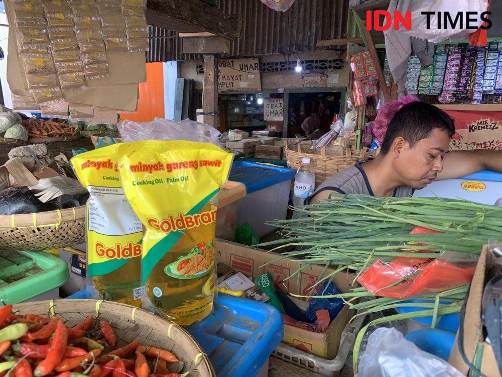 Minyak goreng masih langka dan mahal. (IDN Times/Rohmah Mustaurida).