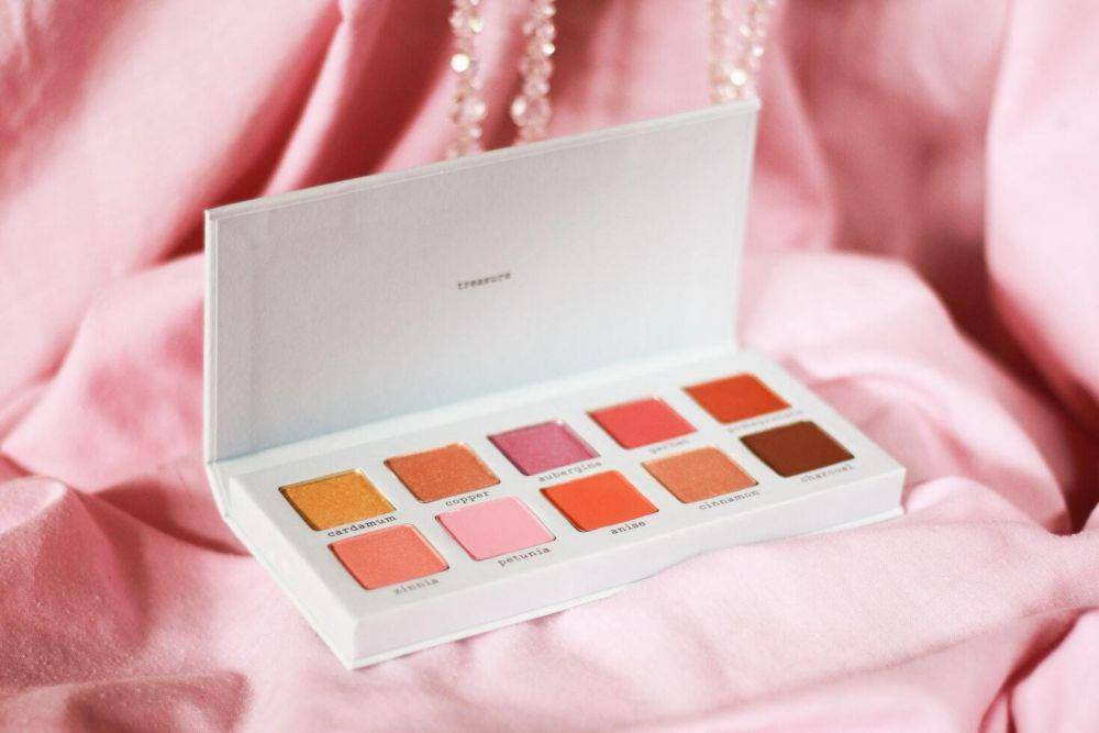 eyeshadow (unsplash.com/Marianela)