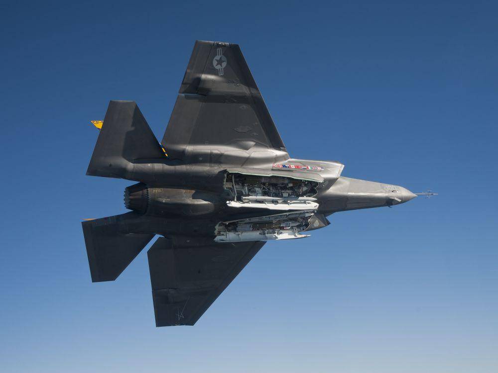 potret ruang senjata F-35, semua senjata disimpan di ruang senjata dalam mode siluman (arcforums.com)