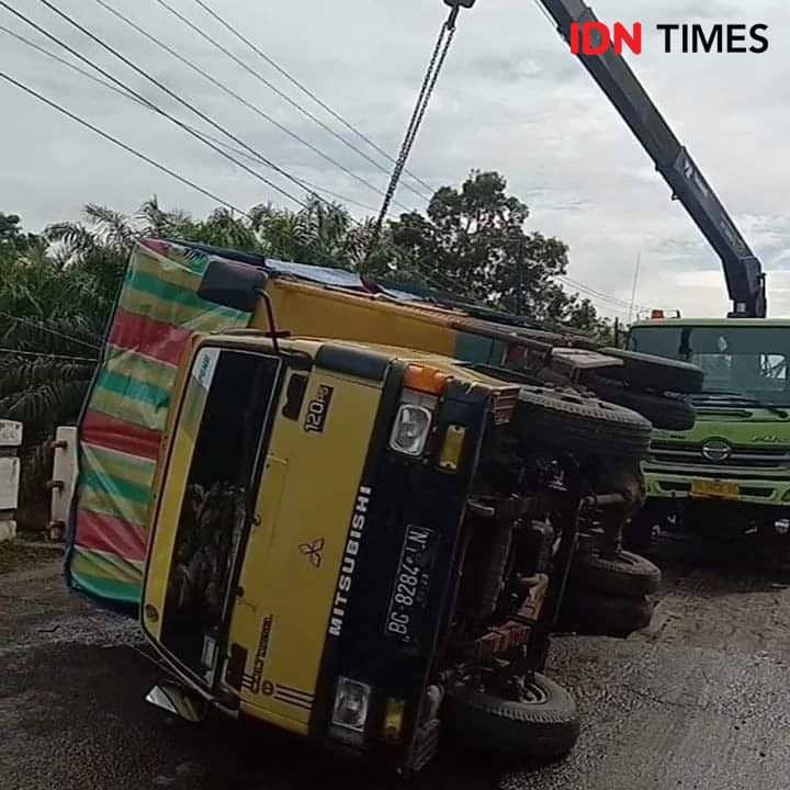 (Truk pengangkut beras yang terbalik saat melintasi jalan rusak di daerah Lumpatan Muba beberapa waktu lalu) IDN Times/Istimewa
