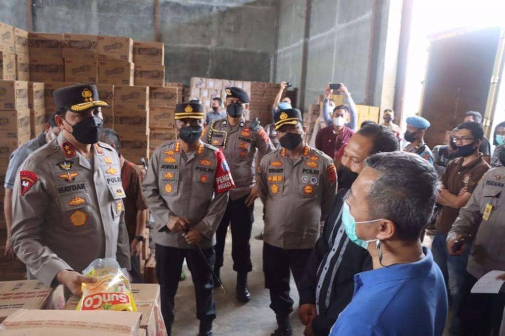 Kapolda Aceh, Irjen Pol Ahmad Haydar,  turun langsung melakukan sidak ke beberapa gudang penyimpanan minyak goreng di Kota Banda Aceh. (Dokumentasi Humas Polda Aceh untuk IDN Times)