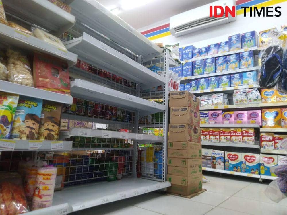Ketersediaan minyak goreng kemasan premium terpantau kosong di Lampung. (IDN Times/Tama Yudha Wiguna)