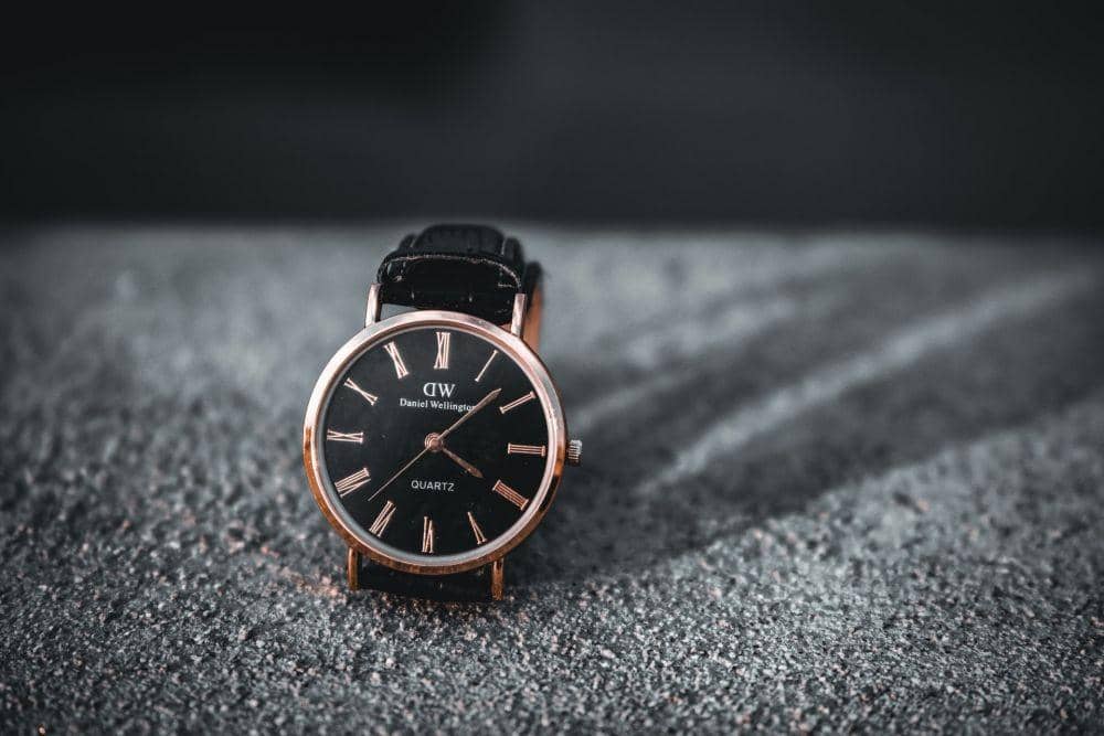 Ilustrasi dress watch (unsplash.com/Kamran Ch)