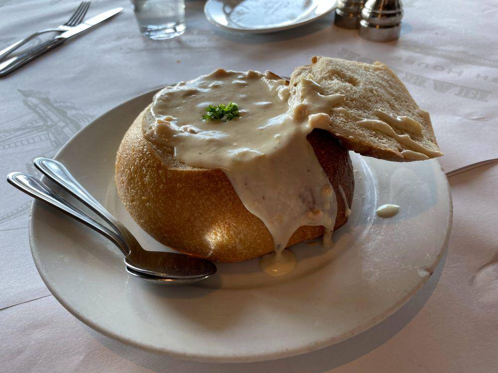 ilustrasi clam chowder (unsplash.com/Kevin Lanceplaine)