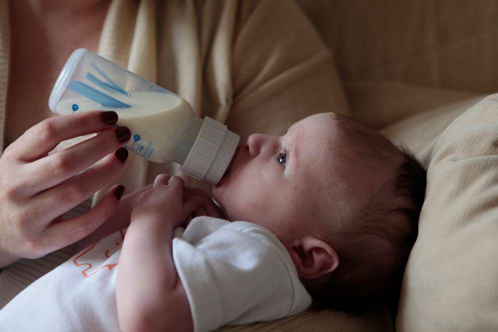 bayi menelan susu dari botolnya (unsplash.com/Lucy Wolski)