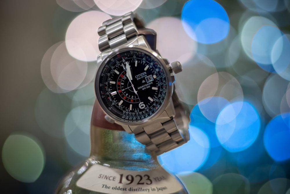 Ilustrasi jam tangan stainless steel (unsplash.com/Paul Cuoco)
